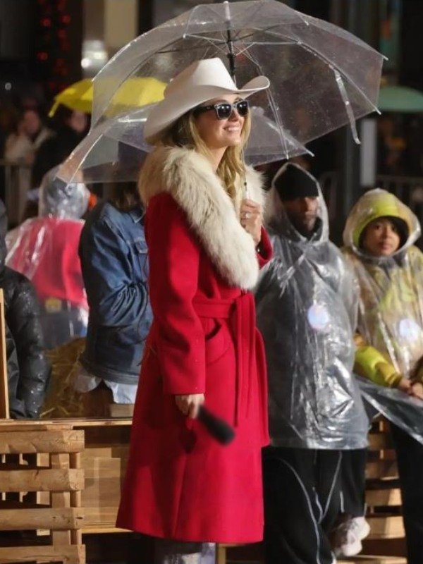 Macy’s Thanksgiving Day Parade 2025 Lainey Wilson Red Coat